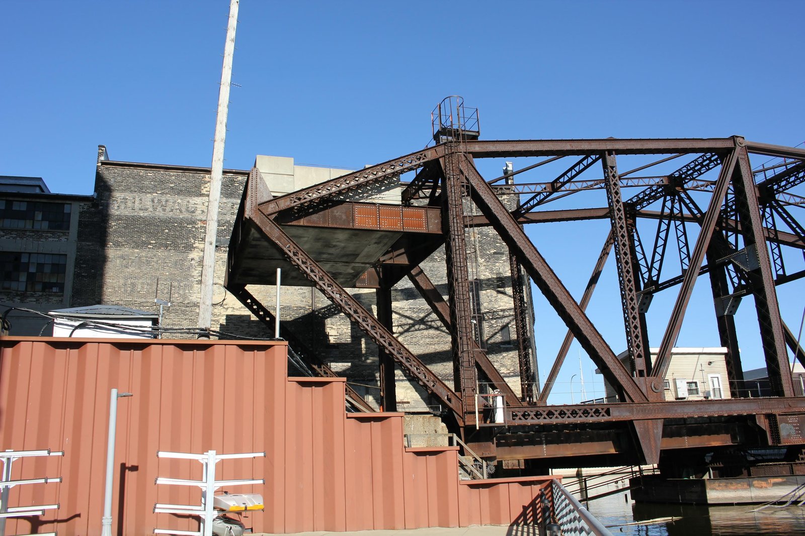 South (counterweight) arm